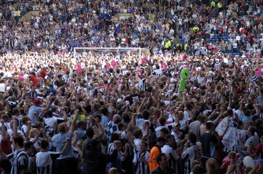Les supporters de West Bromwich Albion envahissent la pelouse 