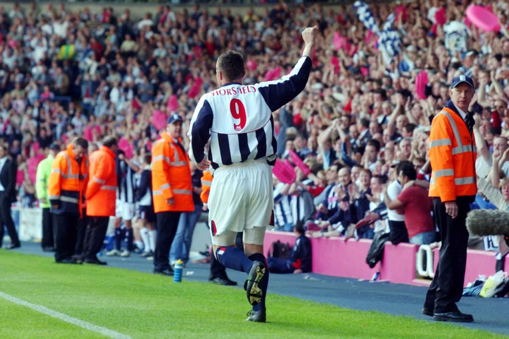 Geoff Horsfield célèbre son but contre Portsmouth avec West Bromwich Albion