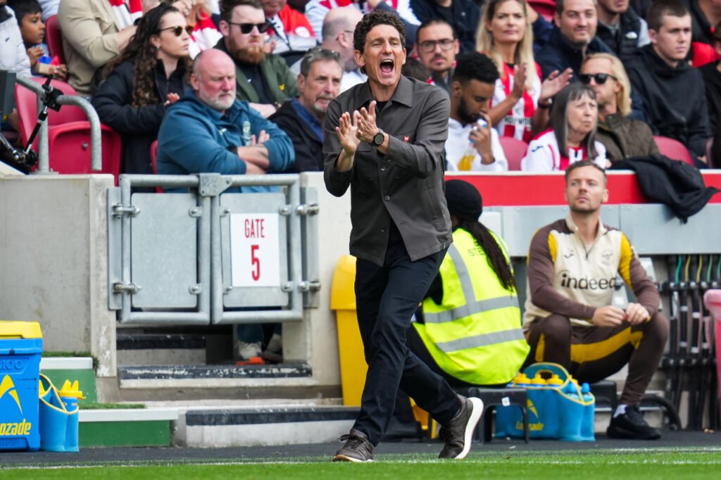 Keith Andrews manager Brentford donne ses consignes