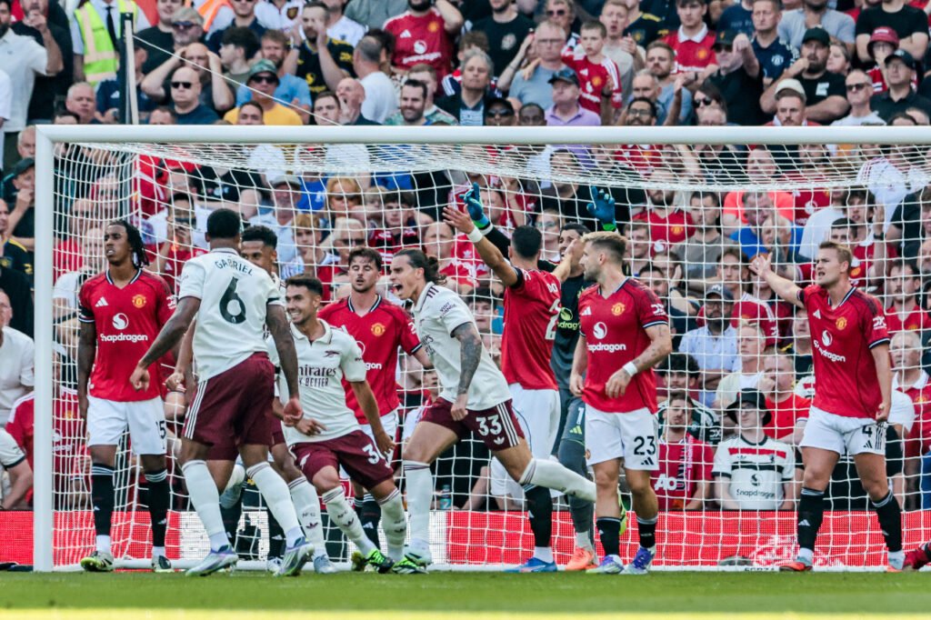 Riccardo Calafiori but Arsenal contre Manchester United