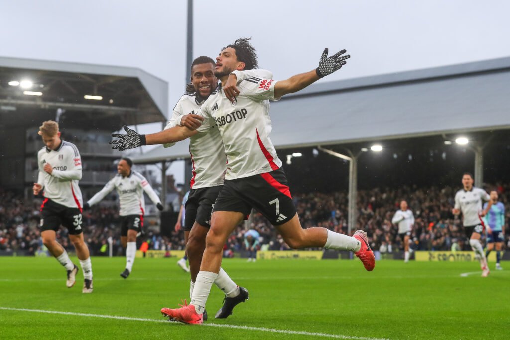 Raul Jimenez célèbre un but pour Fulham avec Alex Iwobi
