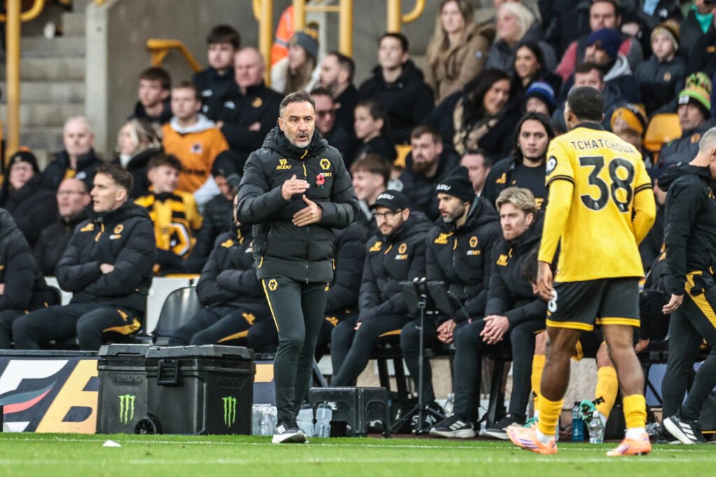 Vitor Pereira donne des consignes à Jackson Tchatchoua à Wolverhampton