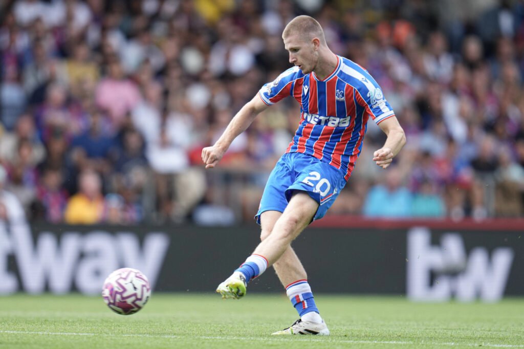 Adam Wharton fait une passe avec Crystal Palace en Premier League