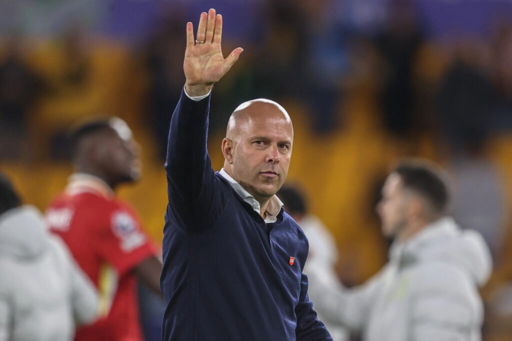 Arne Slot manager de Liverpool salue le public