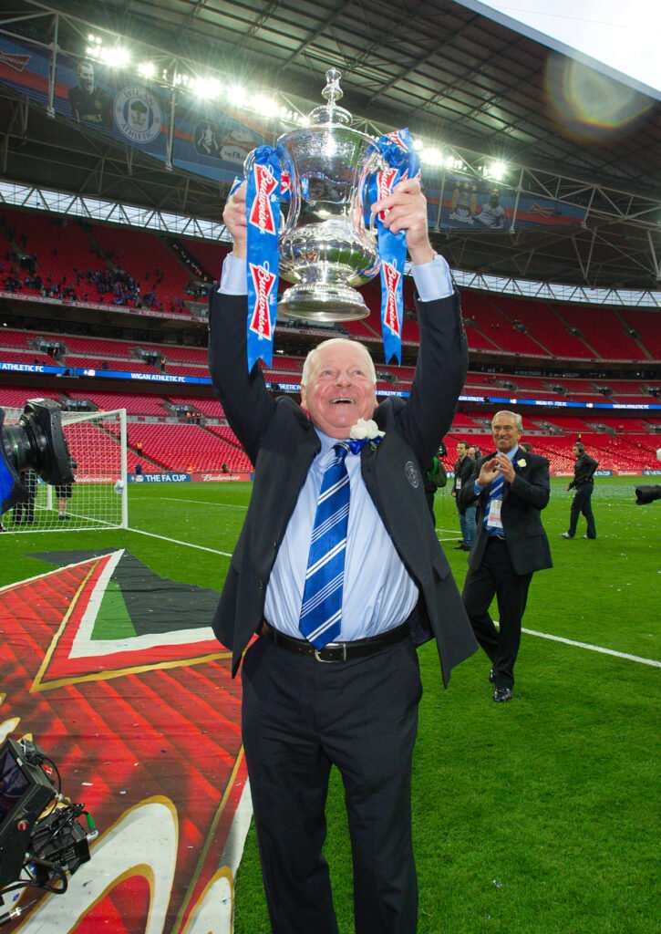 Dave Whelan président de Wigan soulève la FA Cup