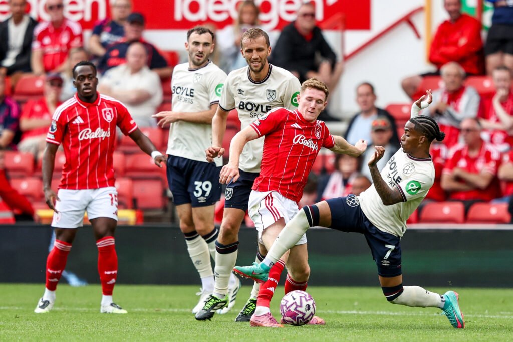 Elliot Anderson duel Premier League contre Crysencio Summerville lors de Nottingham Forest - West Ham