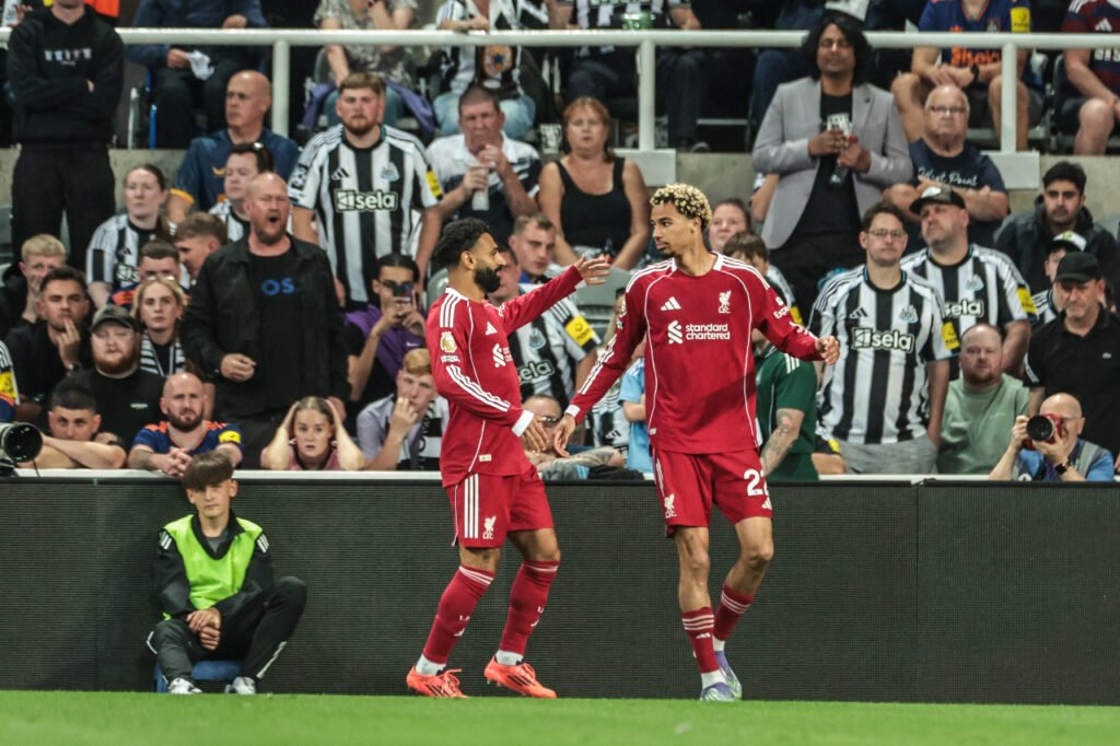 Mohamed Salah et Hugo Ekitiké célèbrent ensemble un but pour Liverpool contre Newcastle