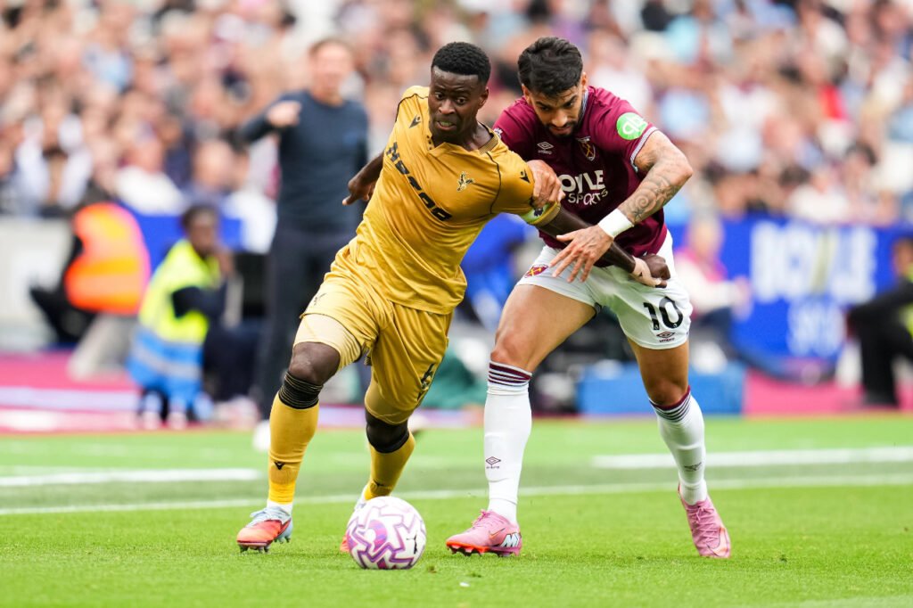 Marc Guéhi de Crystal Palace à la lutte pour le ballon avec Lucas Paqueta de West Ham