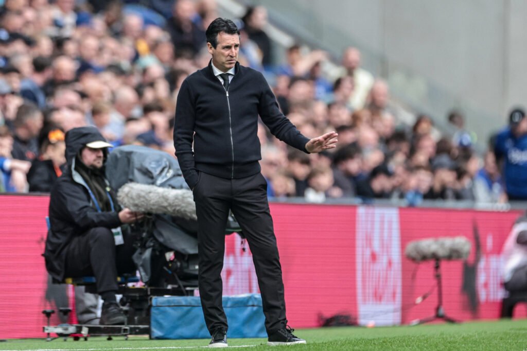 Unai Emery manager d'Aston Villa donne ses consignes en Premier League