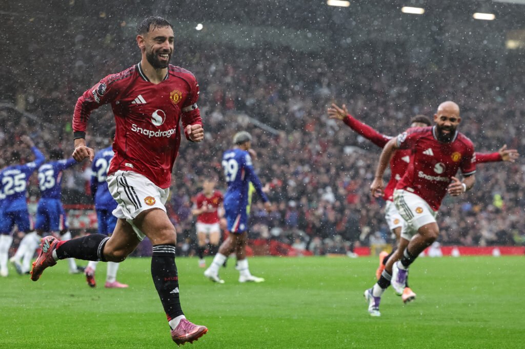 Bruno Fernandes célèbre avec Bryan Mbeumo son but contre Chelsea en Premier League avec Manchester United