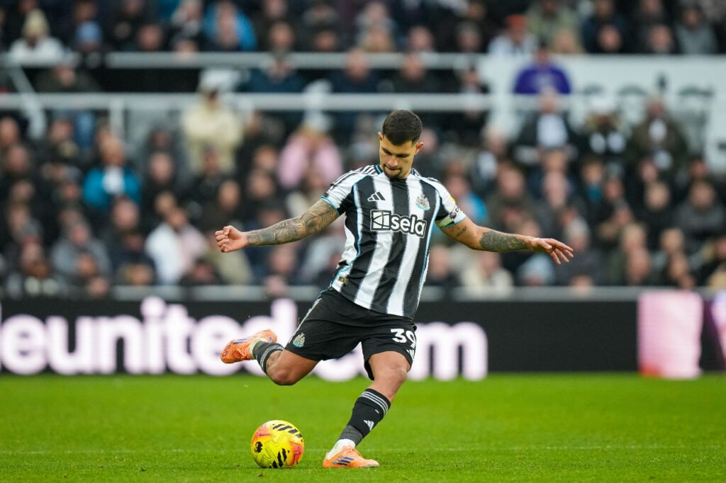 Bruno Guimaraes réalise une longue passe pour Newcastle United