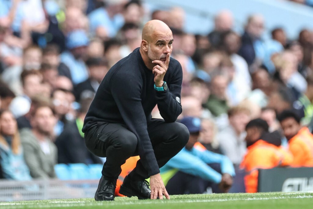 Pep Guardiola en pleine réflexion sur le banc de Manchester City