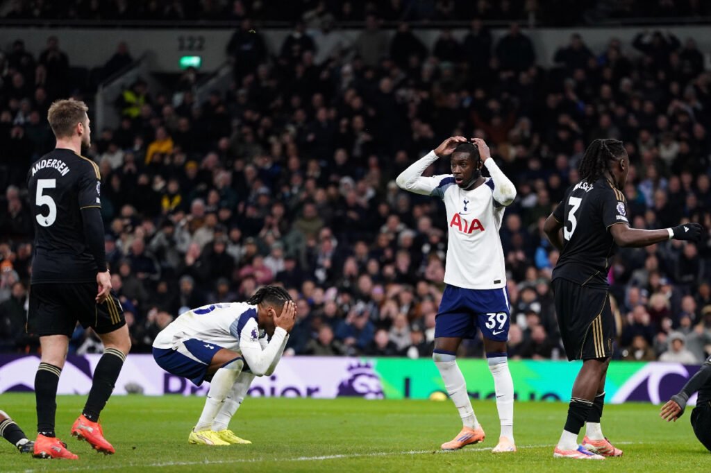 Randal Kolo Muani et Destiny Udogie frustrés après une occasion ratée pour Tottenham Hotspur