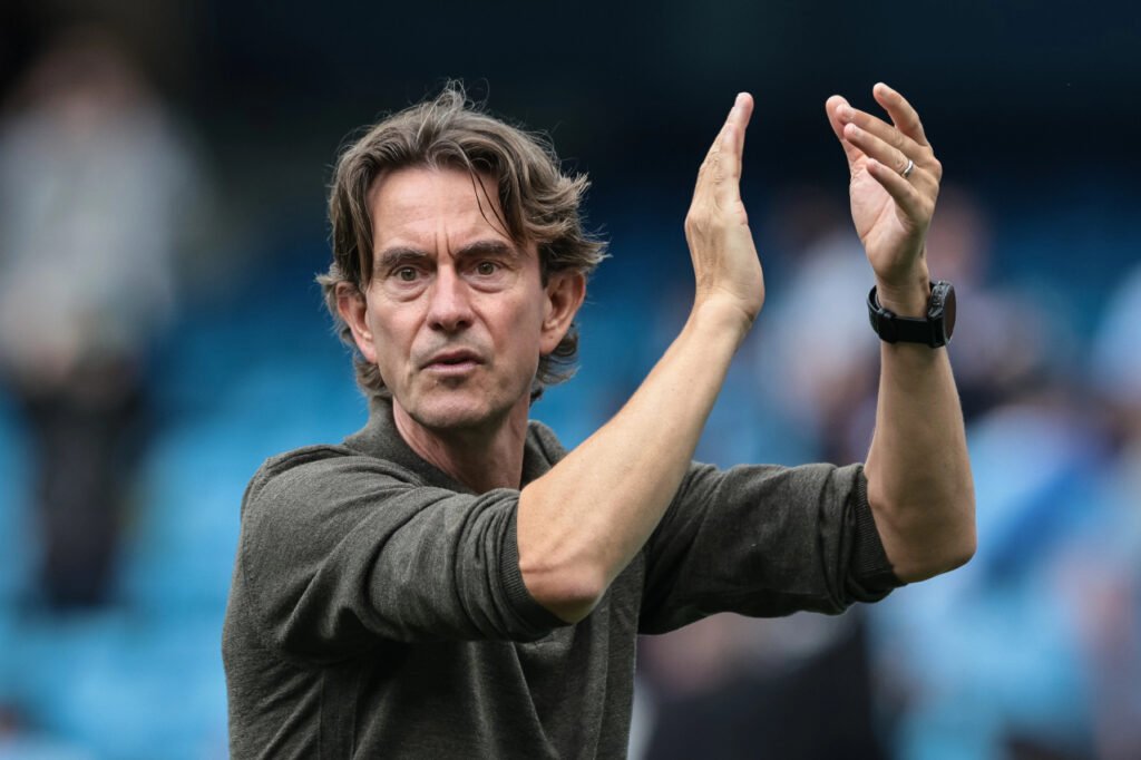 Thomas Frank applaudit les supporters de Tottenham Hotspur après la victoire contre Manchester City