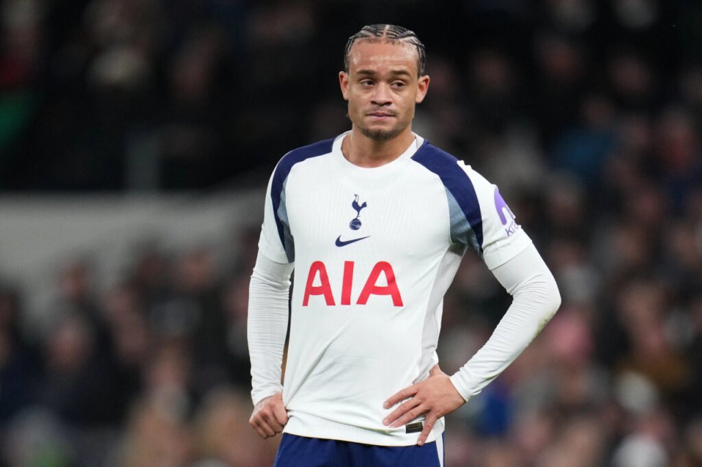 Xavi Simons ne convainc pas encore avec le maillot de Tottenham Hotspur