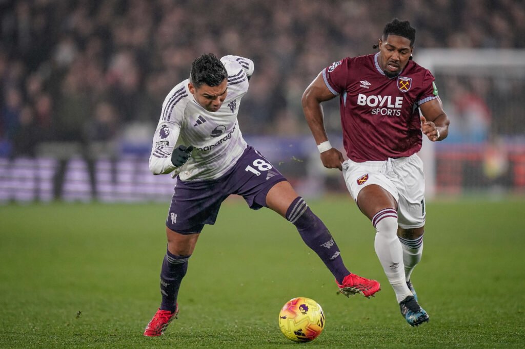 Adama Traoré se bat pour le ballon pour West Ham contre Casemiro