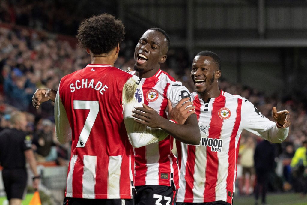 Kevin Schade, Michael Kayode et Dango Ouattara célèbrent un but pour Brentford