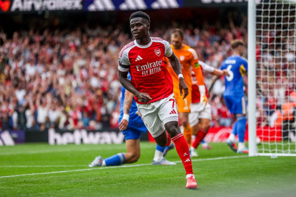 Bukayo Saka célèbre son but inscrit contre Leeds United en Premier League