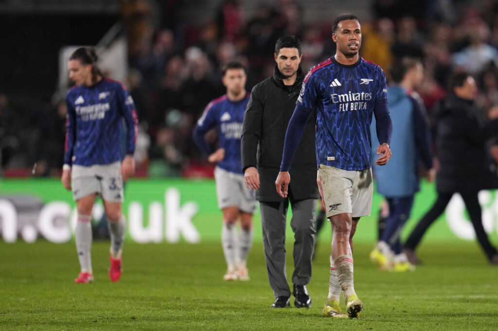 Gabriel et Mikel Arteta déçus du match nul sur la pelouse de Brentford en Premier League