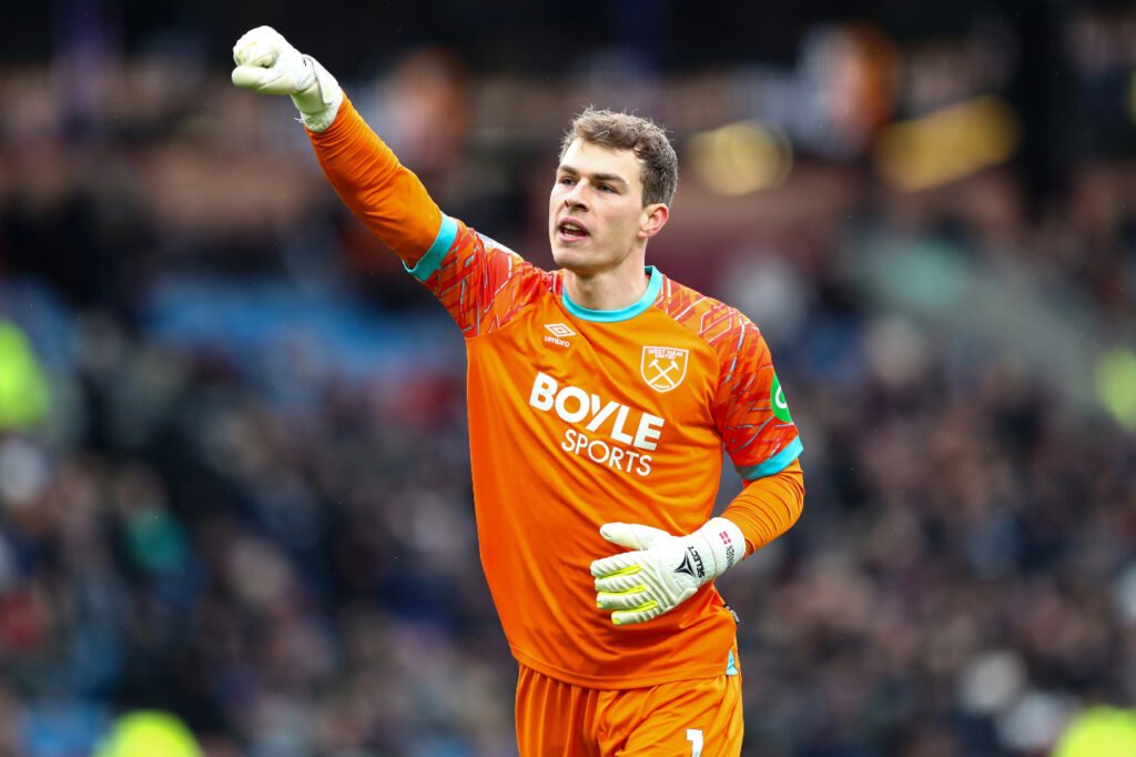 Mads Hermansen célèbre son clean sheet obtenu avec West Ham contre Burnley