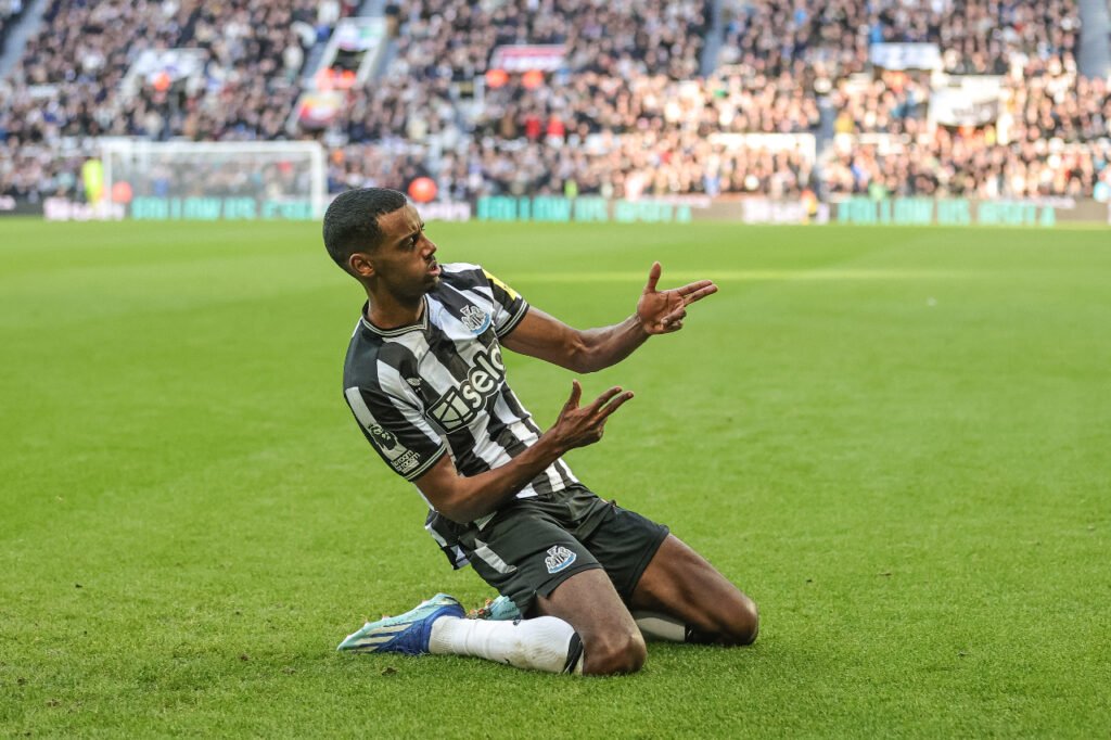 Alexander Isak célèbre un but pour Newcastle en Premier League