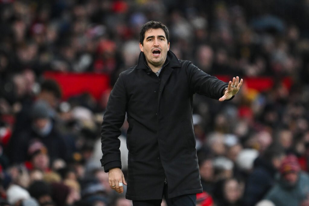 Andoni Iraola donne ses consignes à ses joueurs de Bournemouth