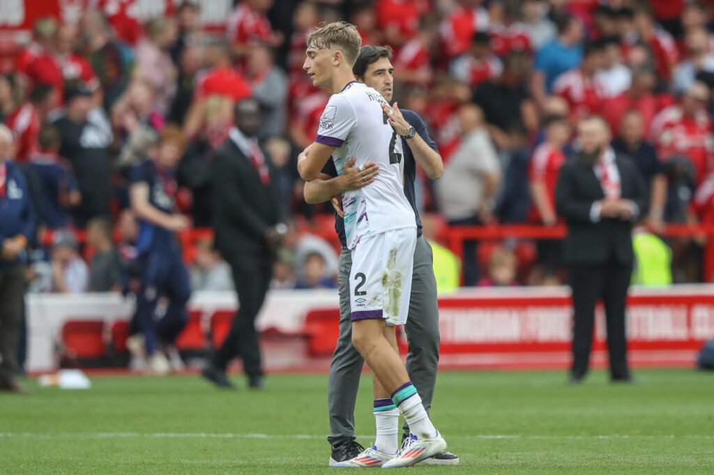 Andoni Iraola félicite Dean Huijsen après ses débuts en Premier League avec Bournemouth