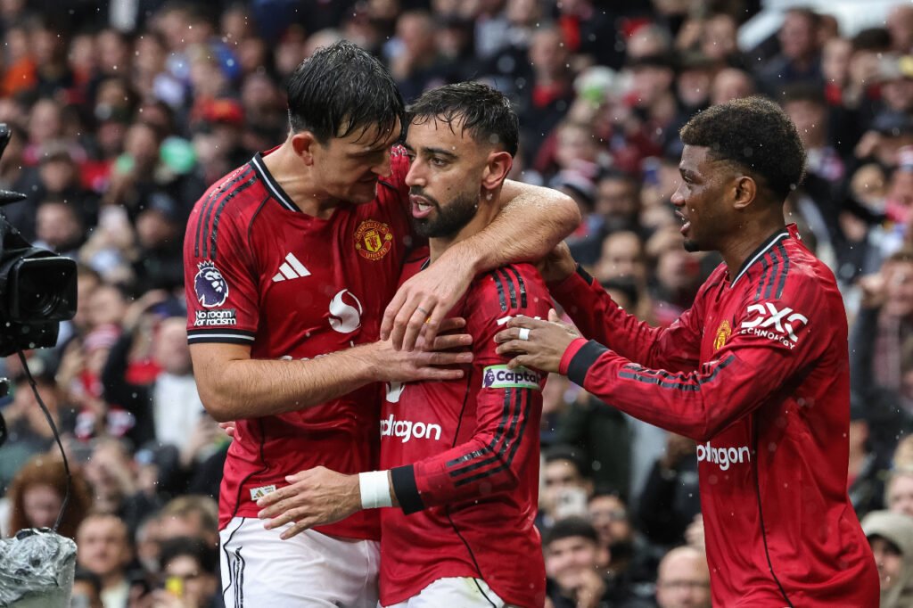 Bruno Fernandes célèbre un but avec Harry Maguire et Amad Diallo pour Manchester United