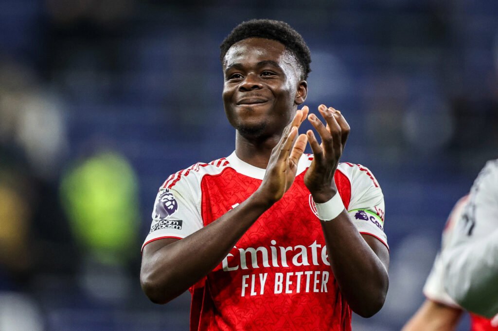 Bukayo Saka célèbre la victoire d'Arsenal à Brighton en Premier League