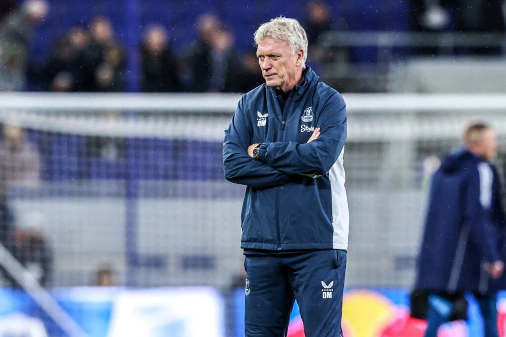 David Moyes supervise l'échauffement de ses joueurs d'Everton