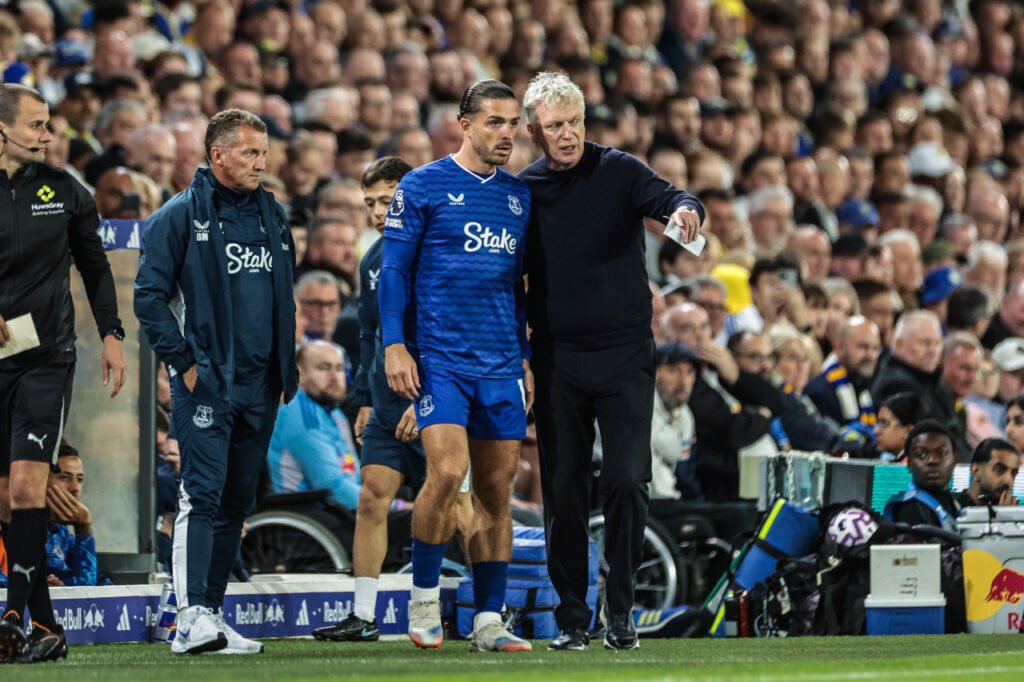 David Moyes donne ses consignes à Jack Grealish sur le bord du terrain