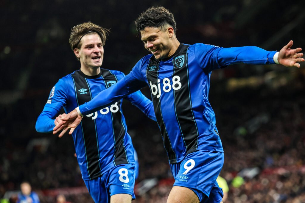 Evanilson célèbre un but avec Alex Scott pour Bournemouth.