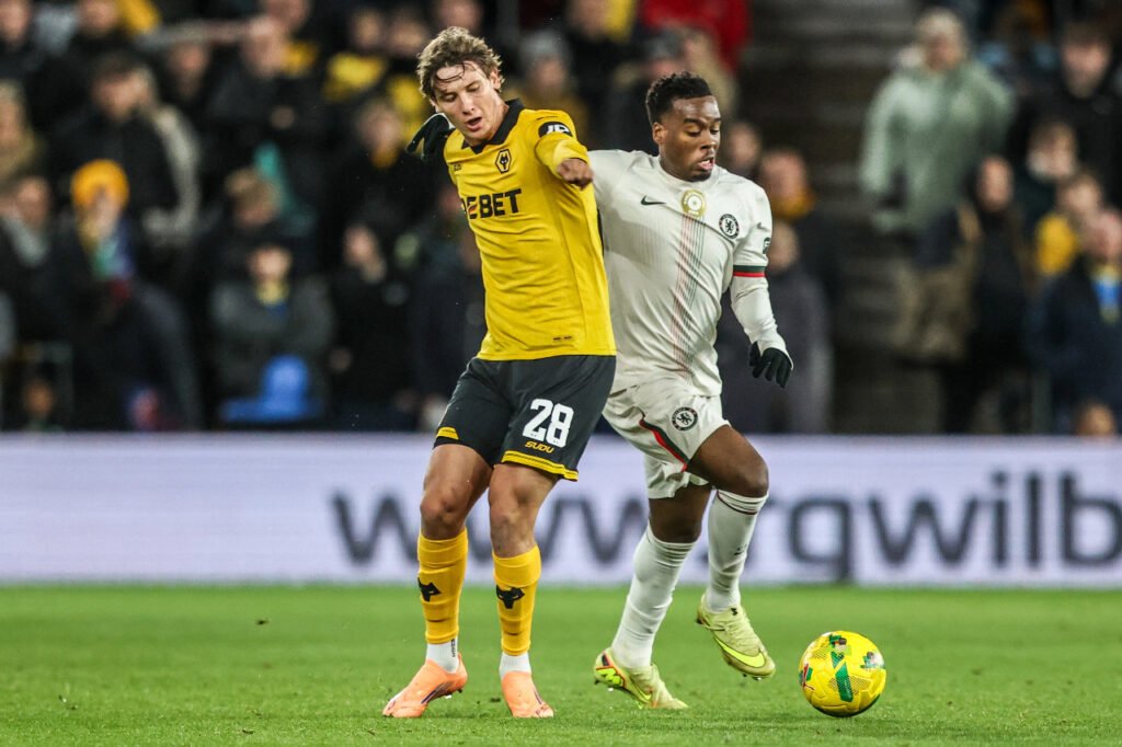 Fer Lopez joue le ballon pour Wolverhampton contre Jamie Gittens