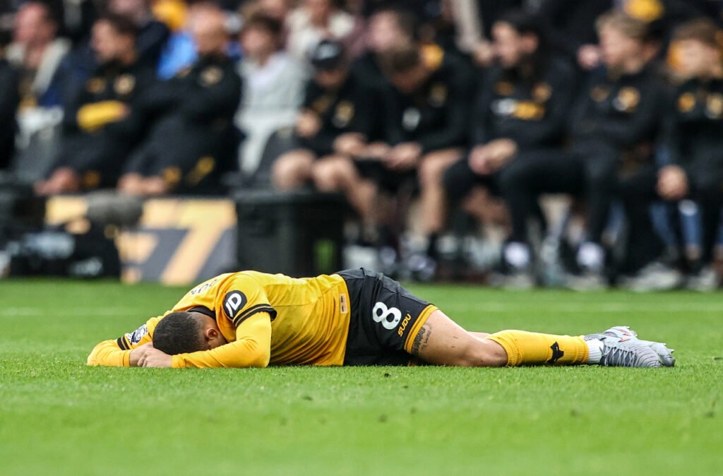 Joao Gomes couché sur le sol avec Wolverhampton en Premier League