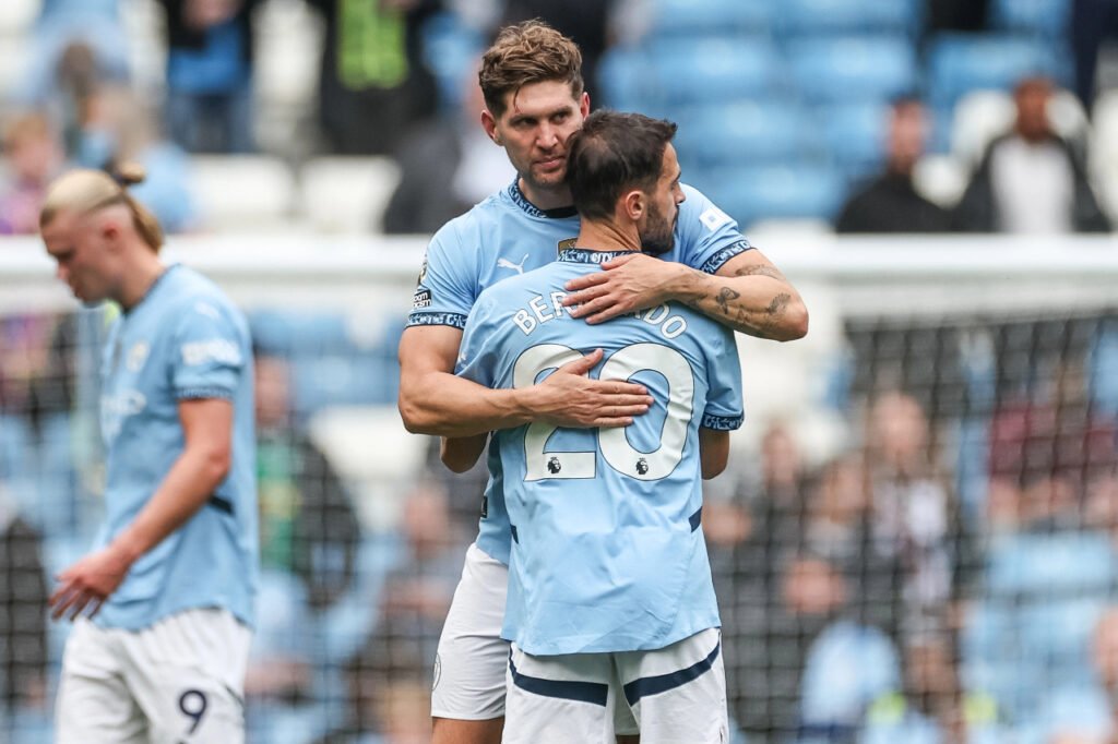 John Stones et Bernardo Silva se félicitent avec Manchester City