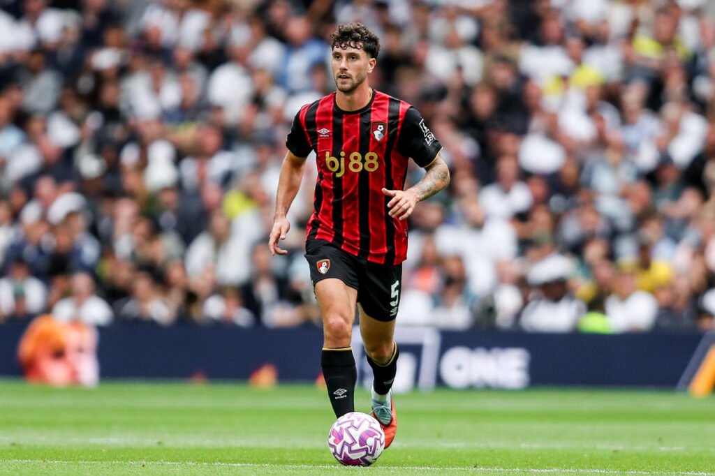 Marcos Senesi porte le ballon pour Bournemouth en Premier League