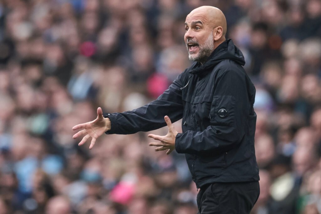 Pep Guardiola donne ses consignes sur le banc de Manchester City