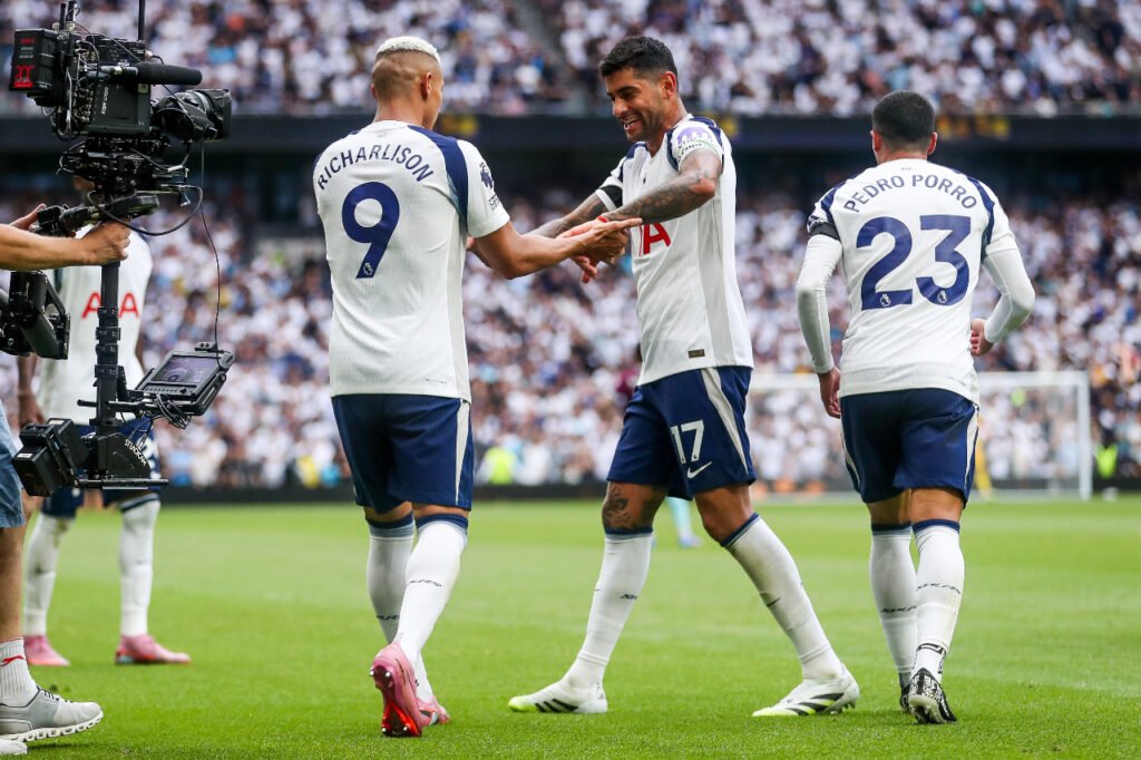 Richarlison, Cristian Romero et Pedro Porro célèbrent un but de Tottenham Hotspur en Premier League