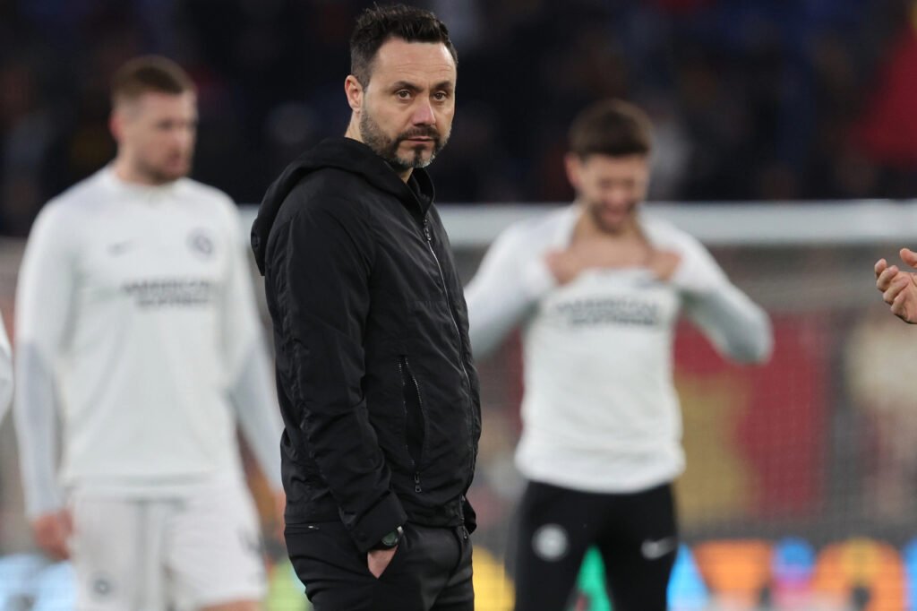 Roberto De Zerbi observe l'échauffement de Brighton