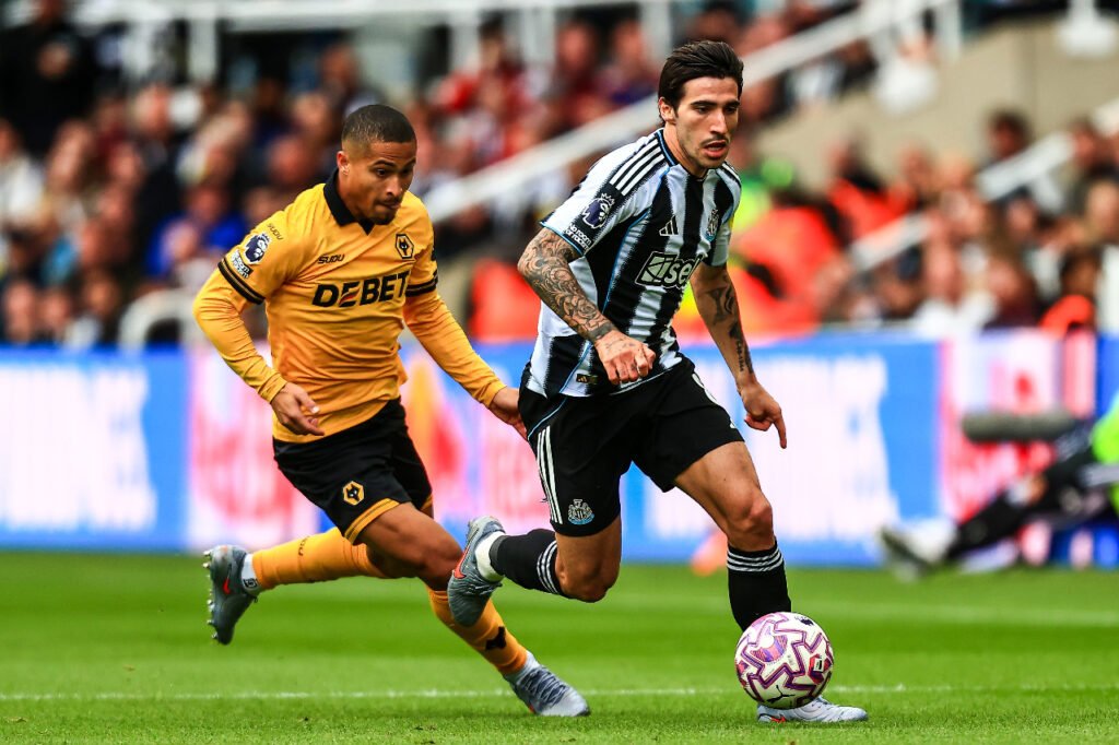 Sandro Tonali manie le ballon pour Newcastle contre Wolverhampton