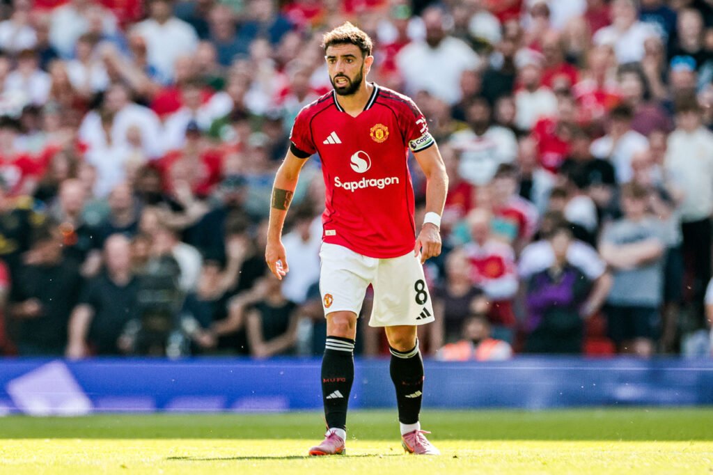 Bruno Fernandes avec le brassard de capitaine de Manchester United