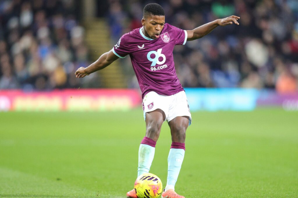 Florentino Luis tente un centre pour Burnley