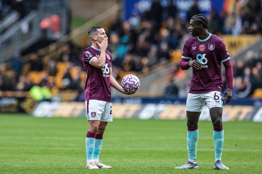 Josh Cullen et Axel Tuanzebe discutent avant de tirer un coup franc pour Burnley
