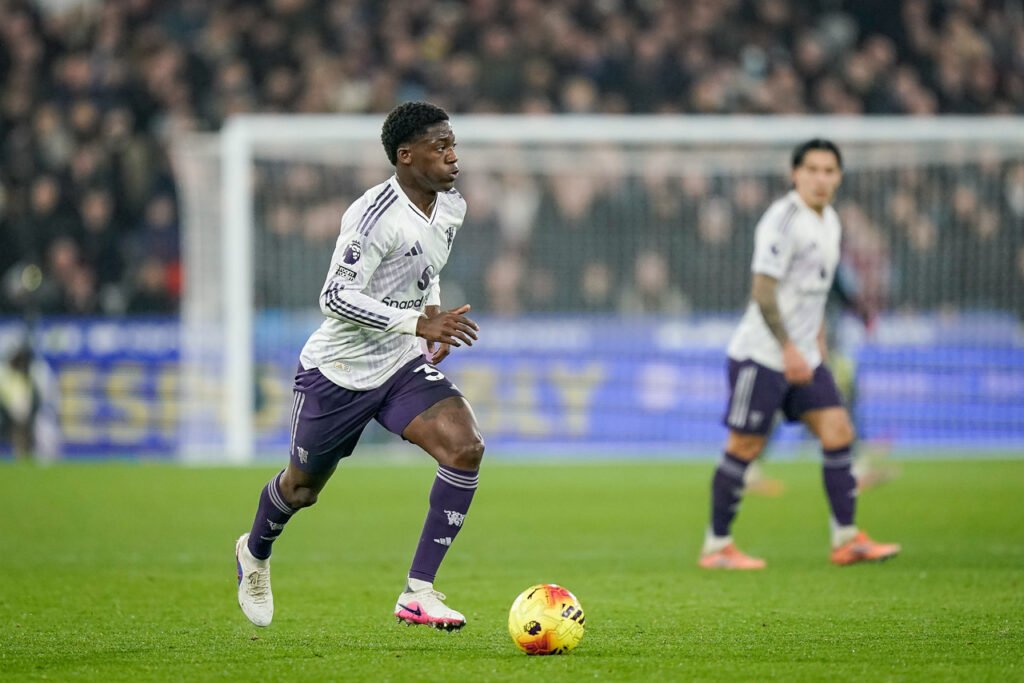 Kobbie Mainoo porte le ballon pour Manchester United