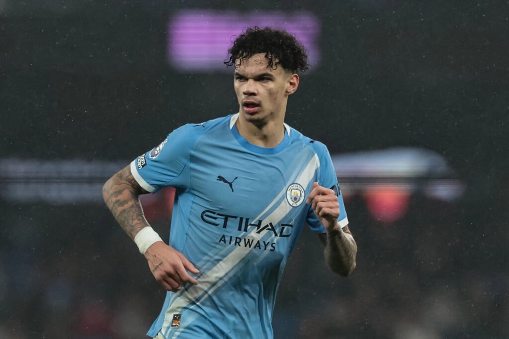 Nico O'Reilly avec le maillot de Manchester City en Premier League