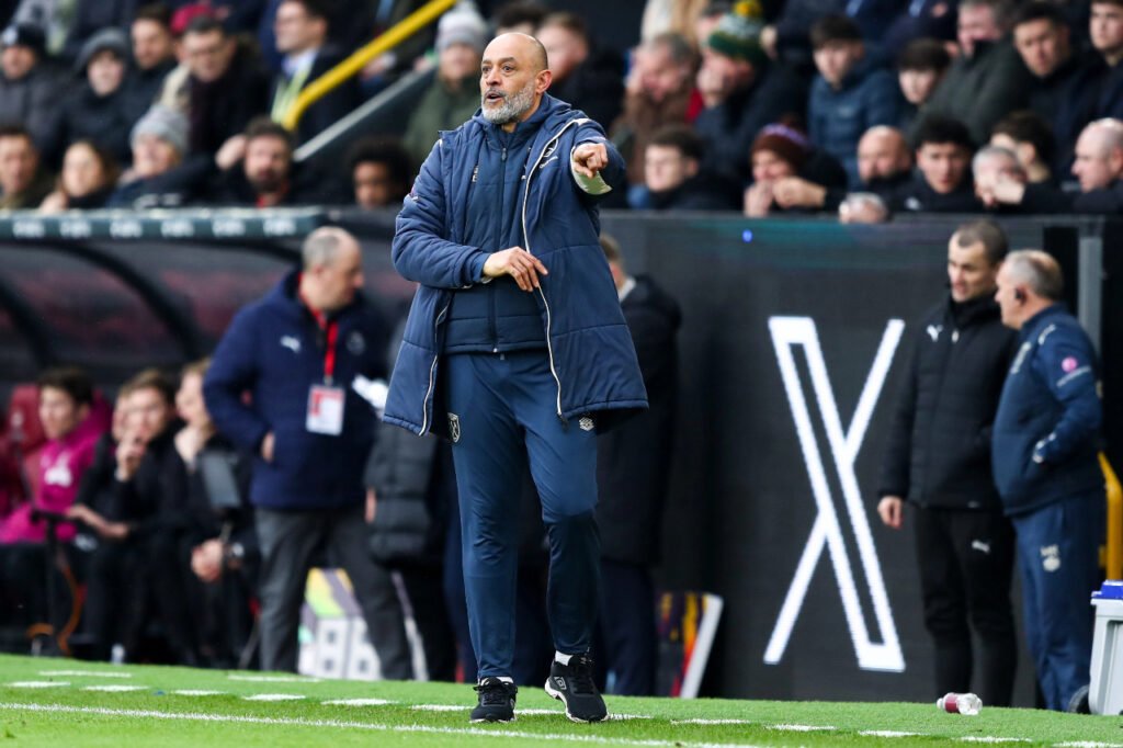 Nuno Espirito Santo donne ses consignes en tant que manager de West Ham lors d'un match de Premier League