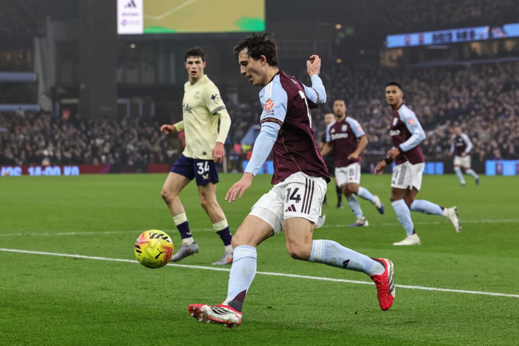 Pau Torres relance le ballon pour Aston Villa