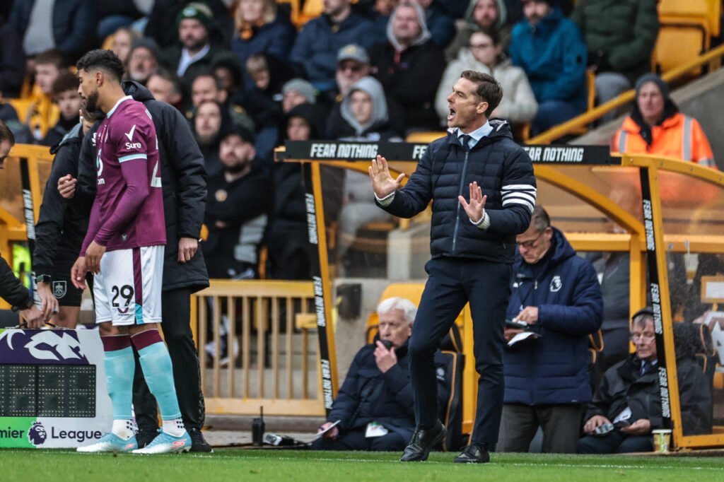 Scott Parker donne ses consignes en tant que manager de Burnley