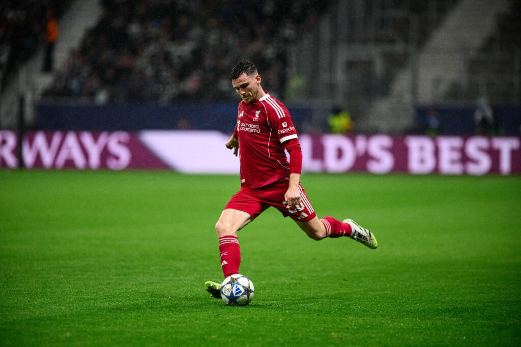 Andy Robertson tente un centre avec Liverpool en Ligue des champions