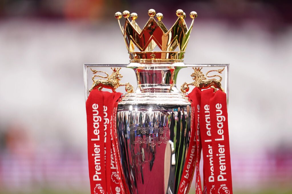 Le trophée de la Premier League, remporté par Arsenal